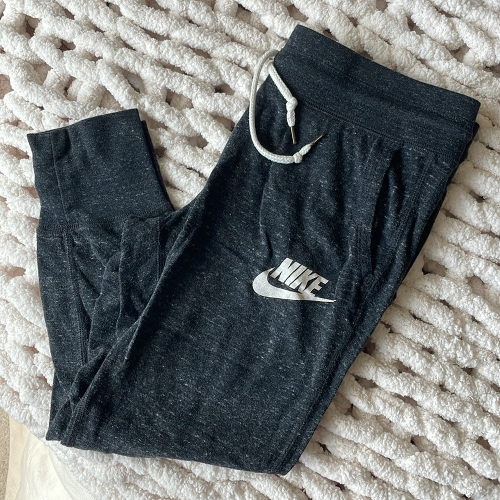 Cropped Nike sweatpants